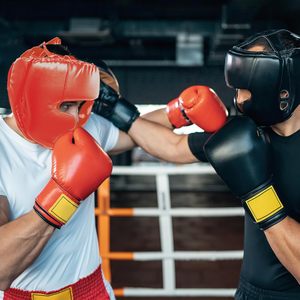 Équipement de protection de casque de sparring d'entraînement de garde de tête de boxe imperméable pour des scènes de sports et de combat - Product Image 4