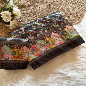ผ้าซิ่นไหมแท้ VASTRA COTTAGE รุ่น Pure Softy พร้อมลายปักดิจิตอลแบบ Zari Jacquard ดีไซน์พิมพ์ลายผ้าพัชมีนา  ตกแต่งด้วยดิ้นดอริ พร้อมเสื้อคลุม - Product Image 3