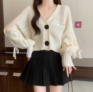 เสื้อครอปไหมพรมคอวีเนื้อนุ่มพรีเมียมสำหรับผู้หญิง แขนทรงโคมไฟเก๋ไก๋ ติดกระดุม คาร์ดิแกนฤดูหนาว ระดับไฮเอนด์ สไตล์วินเทจ - Product Image 1