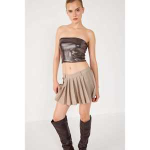 Top court sans bretelles en tissu brillant marron - Product Image 1