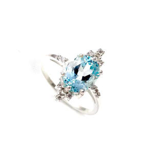 Bague de fiançailles classique tendance pour femme en argent sterling 925 avec topaze bleue solide taille brillant et sertissage à griffes plaqué or - Product Image 1