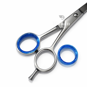กรรไกรตัดผมมืออาชีพ ปลายคมกริบ ทำจากสแตนเลส สำหรับคนถนัดขวา พร้อมห่วงนิ้วสีน้ำเงิน สำหรับใช้ในร้านเสริมสวย - Product Image 3