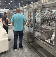 Machine de remplissage volumétrique de haute précision pour l'huile de cuisson, le sirop, le détergent et le savon liquide, disponible au prix d'usine en Inde