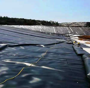 Ao lót bãi rác dệt vải địa kỹ thuật 0.5mm màu đen mịn bề mặt HDPE <span class=keywords><strong>geomembrane</strong></span> cho cá ao lót - Product Image 2