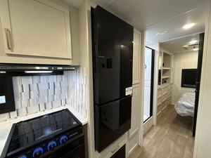 Nueva Autocaravana E-a-s-t To W-e-s-t C-o-l-l-e-g-e A-v-e-n-u-e 2951O-K 2026, la Mejor Opción Disponible - Product Image 5