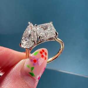 Bague Toi et Moi en Or Jaune avec Deux Diamants de Laboratoire Certifiés IGI 5.00 carats (couleurs D-E-F), Taille Poire et Asscher, Nouveau Style, pour Femme, Idéale pour Fiançailles - Product Image 2