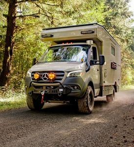 Camping-cars de luxe modernes, camping-cars contemporains de luxe. - Product Image 2