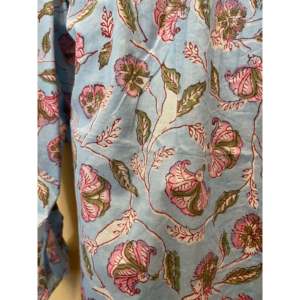 Blusa de Algodón Estampada a Mano KATIE, Popelina Floral de Lujo, Cierre con Botones, Disponible en Talla XL, para Primavera y Oficina - Product Image 5