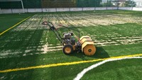 Machine de brossage pour l'installation et l'entretien d'herbe artificielle