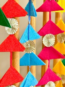 Triangle coloré chaîne, vibrant Gota tenture murale pour les paramètres de toile de fond Haldi Mehndi Sangeet décoration idée - Product Image 2