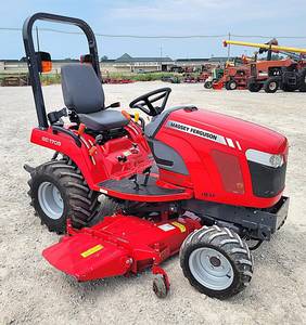 Tractor Massey Ferguson GC1705 2023, tractor de césped 4x4, tractor rojo con transmisión por engranajes, tractor compacto utilitario - Product Image 4