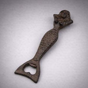 Abridor de Botellas con Diseño de Cola de Sirena en Hierro Fundido, Estilo Náutico Vintage, Agarre Fuerte, Acabado Duradero, Perfecto para el Hogar, Bar, Cocina y Decoración - Product Image 1