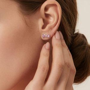 Boucles d'oreilles clous Jeulia classiques roses double cœur en laiton avec accents de zircon et de perles - Product Image 5