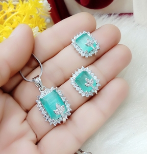 Ensemble de pendentifs en diamant AD Forme carrée Feuille Design avec pierre pour filles et femmes Bijoux indiens élégants faits à la main Produit en vrac - Product Image 3