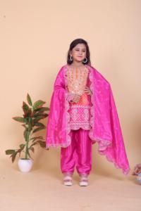 Haut à manches longues pour enfants, pantalon et dupatta en soie chinon lourde, broderie, travail de codage et de sequençage, impression numérique, Bangladesh VISHNU K DESIGN - Product Image 5