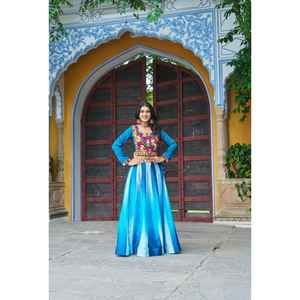 NUEVO LEHENGA CHOLI DE DISEÑO MODERNO ESPECIAL PARA NAVRATRI, TELA CHIFFON, TRABAJO DE BORDADO KUTCHI GAMTHI, REVERSIBLE, PARA TODAS LAS TEMPORADAS - Product Image 1