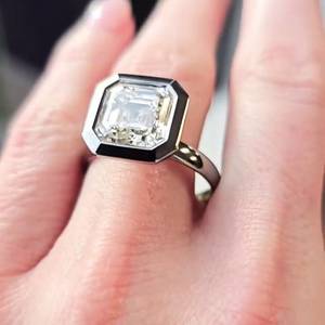 แหวนหมั้นเพชรทรง Asscher ขนาด 5.10 กะรัต เพาะเลี้ยงในห้องปฏิบัติการ ประดับขอบเพชรแบบ Pav Halo ได้รับการรับรองจาก IGI - Product Image 4