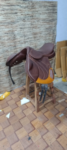 Selle d'endurance professionnelle en cuir véritable de style anglais, avec arceau en bois plastifié, quincaillerie nickelée et double sangle de ventre pour cheval - Product Image 3