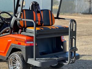 Vendemos el mejor carrito de golf eléctrico Beyond de 4 asientos, color naranja y negro, vehículo utilitario con ruedas cromadas y techo. - Product Image 5