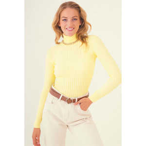 Pull col roulé jaune en tricot méga côtelé pour femme - Product Image 4