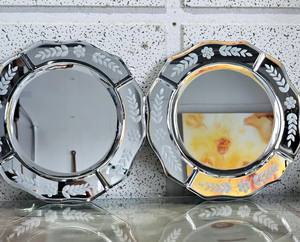 Espejo veneciano decorativo con bordes biselados y grabados florales y de hojas esmerilados. Espejo decorativo de pared - Product Image 2