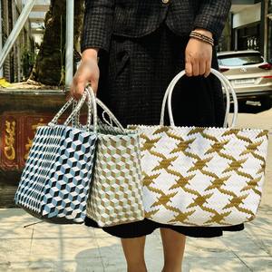 Sac de courses en plastique fait main léger et durable - Product Image 1