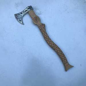 Hache de survie multi-usage en acier à haute teneur en carbone, double lame, fabriquée à la main, manche en bois naturel, cuir - Product Image 1