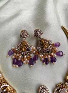 Conjunto de collar tradicional Lakshmi Hasli con joyería de templo chapado en oro Balis a juego para mujeres joyería nupcial del sur de la India - Product Image 2