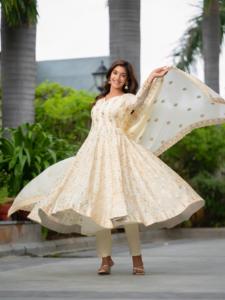 Elegante traje Anarkali bordado de Chinon blanco con estilo tradicional Dupatta para bodas, fiestas, ocasiones festivas - Product Image 5