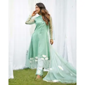 Ensemble de costume en organza vert peint à la main pour femmes Nargees, tailles XS-5XL - Product Image 1