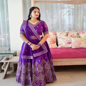 Nouveau Festival porter fil à broder lourd Sequin travail Lehenga Choli ensemble et Dupatta brodé en tissu Chinon pour les fêtes - Product Image 3