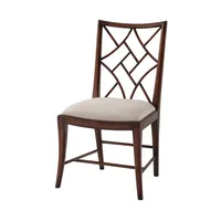 Chaise d'appoint délicate à motif treillis |   Bois sculpté artisanal et de qualité supérieure |   Motif floral raffiné en treillis |   Fauteuils d'appoint design