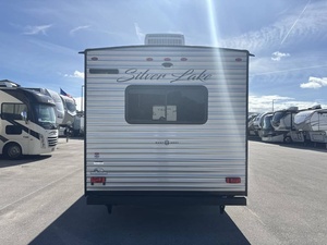 Autocaravana de aluminio personalizada usada 2025 E-a-s-t To West S-i-l-v-e-r L-a-k-e 2300RD para viajes al aire libre y uso doméstico - Product Image 2