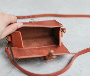 Étui pour appareil photo en cuir caramel léger cousu à la main chic accessoires de caméra Premium professionnels LCG-0051 - Product Image 3