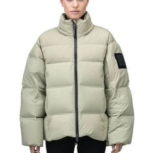 Ventes en gros de vestes matelassées tendance pour femmes, en vin rouge, personnalisées, et vestes d'hiver matelassées en duvet pour femmes - Product Image 1