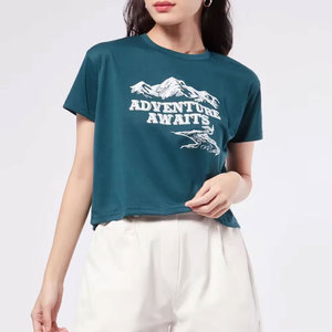 เสื้อยืดครอปท็อปผู้หญิง ผ้าฝ้าย 100% คอกลม แขนสั้น พิมพ์ลายดิจิทัล ลายภูเขา "Adventure Awaits" ทรงปกติ - Product Image 5