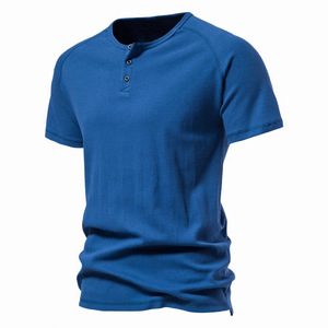 Camiseta al por mayor de talla grande deportiva de manga corta estilo retro americano de algodón con cuello Henley bordado para hombre con logotipo personalizado OEM - Product Image 4