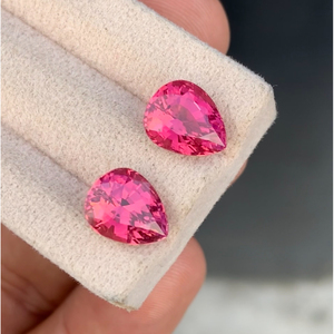 Par de turmalinas naturales de color rosa intenso de Afganistán, corte pera excelente de 6.93 quilates, impecables y perfectamente combinadas. - Product Image 1