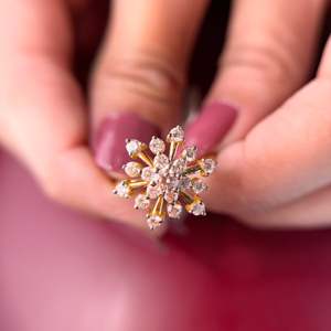 แหวนเพชร AR-1012 สำหรับงานหมั้น สวยหรูและทนทาน - Product Image 1
