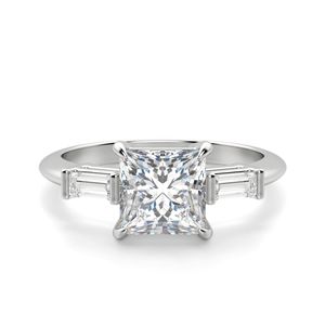 Anillo de compromiso de tres piedras con diamantes de corte princesa para mujer - Product Image 1
