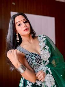 Lehenga Choli nupcial elegante y hermoso adornado con cuentas de cristal y piedras de seda para bodas nuevas 2025 lahen - Product Image 3