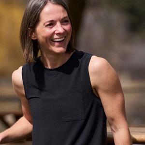 Camiseta sin Mangas Ligera con Logotipo Personalizado para Mujer - Product Image 4