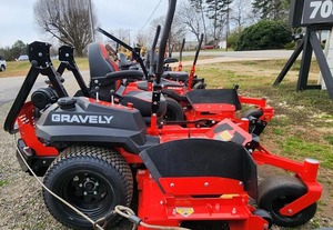 Tractor Cortacésped Gravely Pro-Turn 160 con Tracción en las 4 Ruedas y Transmisión por Engranajes, Color Rojo, Alta Productividad - Product Image 5