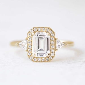 Anillo de Compromiso con Halo de Corte Esmeralda de 2.0 CTW, Certificado IGI, Estilo Clásico, Diamante Cultivado en Laboratorio, Anillo de Promesa de Boda de Tres Piedras para Parte - Product Image 1