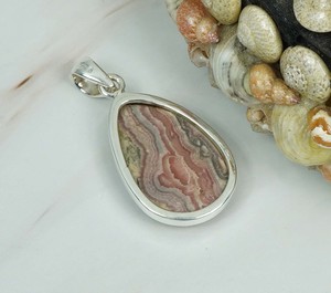 Colgante fino de plata de ley sólida 925 y collar de dijes con Rodocrosita rosa y incrustaciones de ajuste de bisel de diamante de corte de pera - Product Image 3