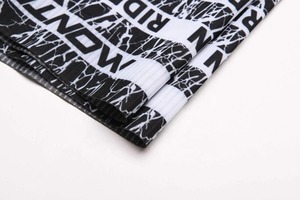 Chaussettes de sport Aero de cyclisme unisexes avec logo personnalisé sur le bas, antidérapantes, noires, à semelle tissée - Product Image 3