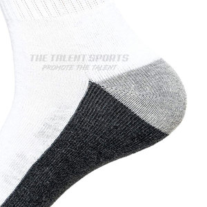Nouvelles chaussettes de sport d'hiver respirantes à cheville haute pour hommes, avec grip personnalisé pour équipe, fabriquées au Pakistan, pour sports de plein air - Product Image 5