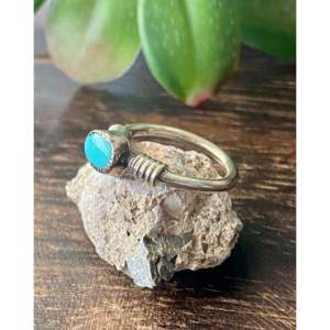 Anillo Navajo Hecho a Mano con Piedra Preciosa Turquesa, Diseño de Mariposa en Plata de Ley con Engaste de Bisel, Talla 3.75, para Uso Diario y Bodas - Product Image 4