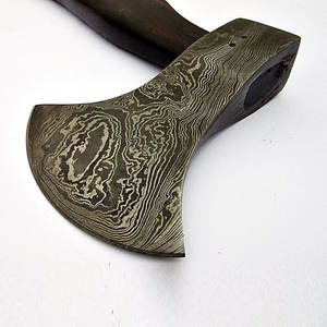 Hache de camping robuste en acier de Damas, tête en acier à motif artisanal avec manche en bois solide pour la survie en bushcraft et l'utilisation en plein air - Product Image 3