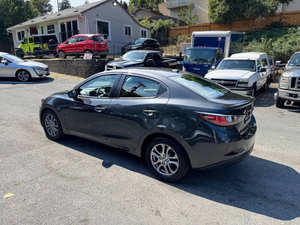 Toyota Yaris XLE Usado del 2019 - Product Image 3